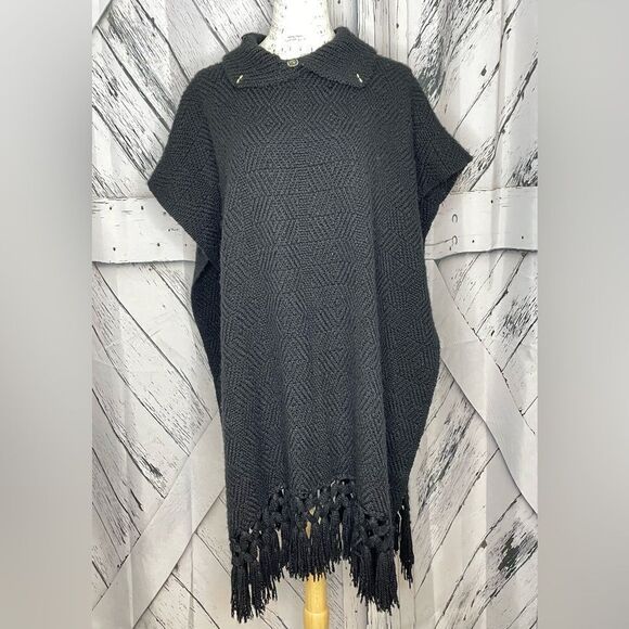Sweaters - Black knit long fringed poncho OS